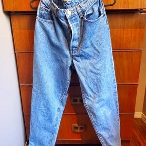 Levis Size: 28 High-Waisted Jeans